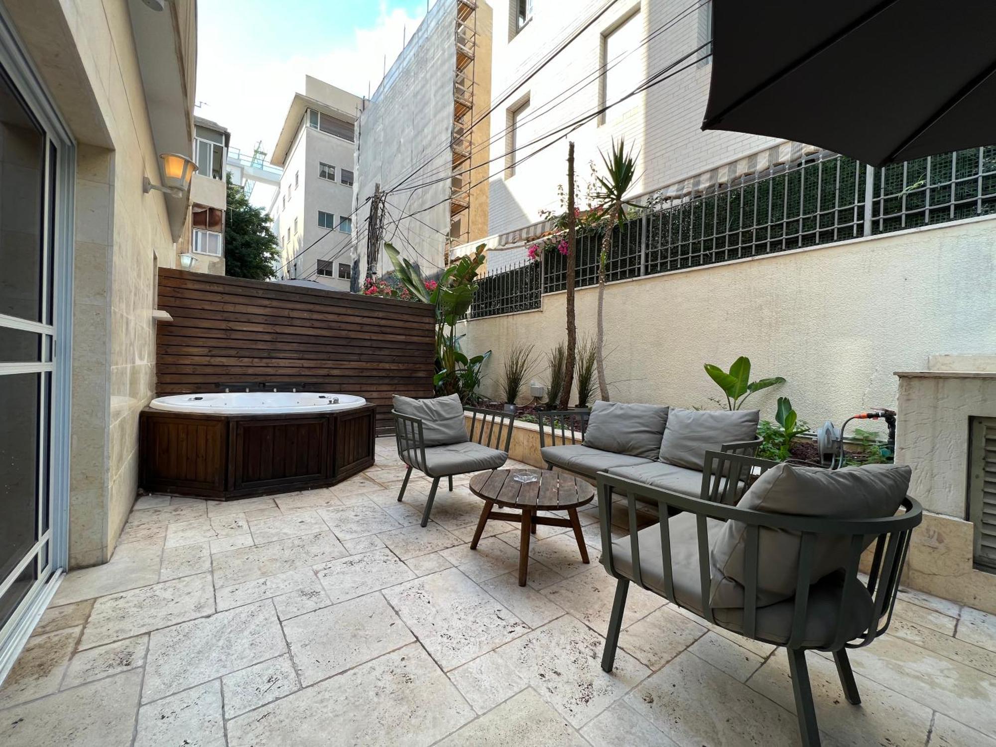 Beer Garden Hotel Tel Aviv Exterior photo